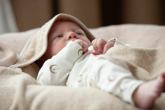 Babystrampler großer Mond und Sterne