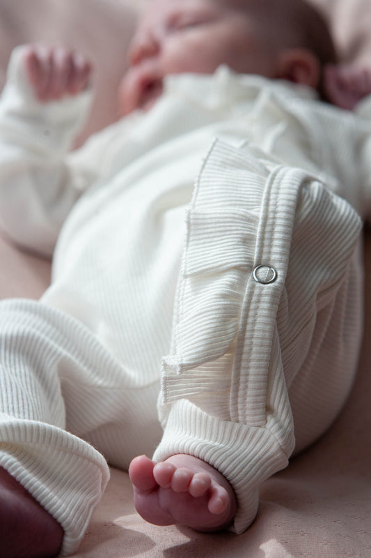 Baby Strampler Rippenrüsche ecru