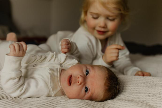 Baby Strampler Rippenrüsche ecru