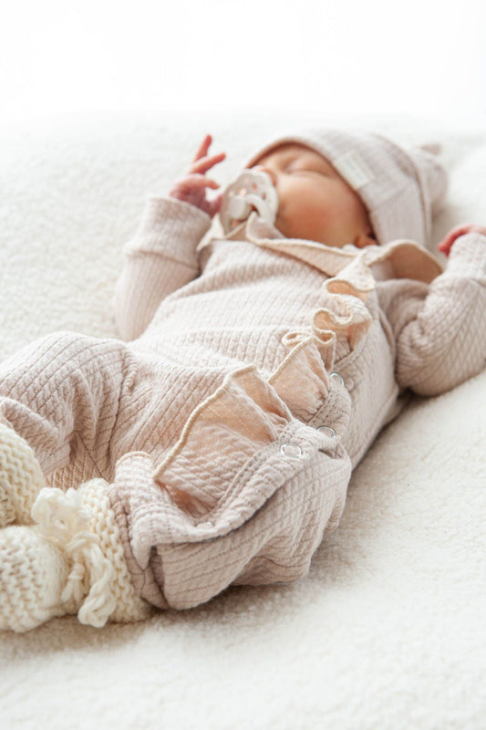 Zopfmuster-Strampler mit Rüschen in Natur