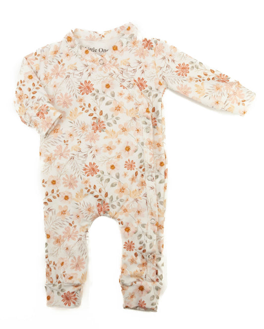 Pfirsichfarbener Blumen-Strampler