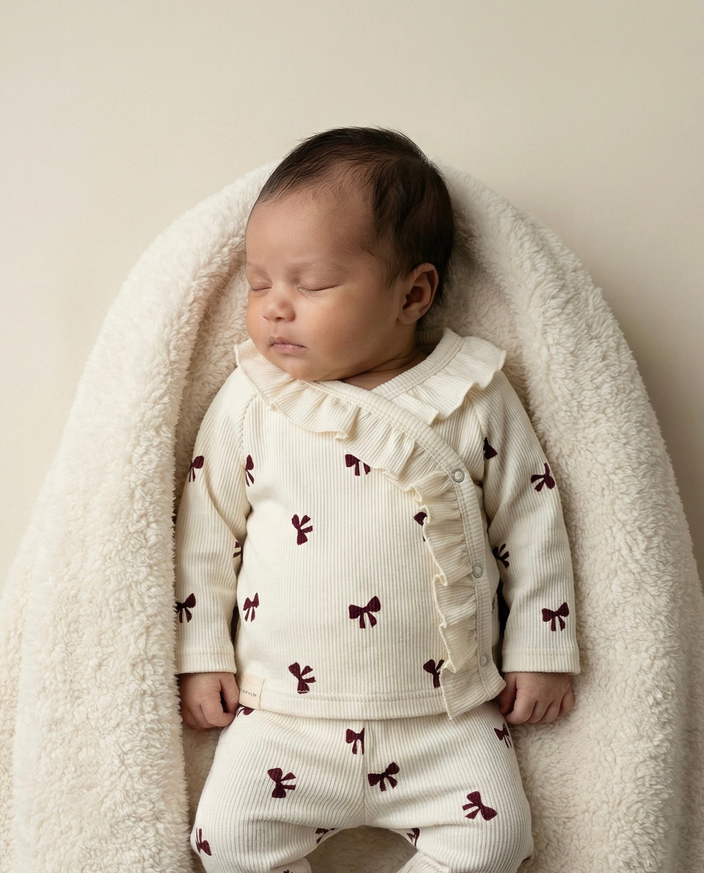 Wickelshirt mit gerüschten Babyrippschleifen