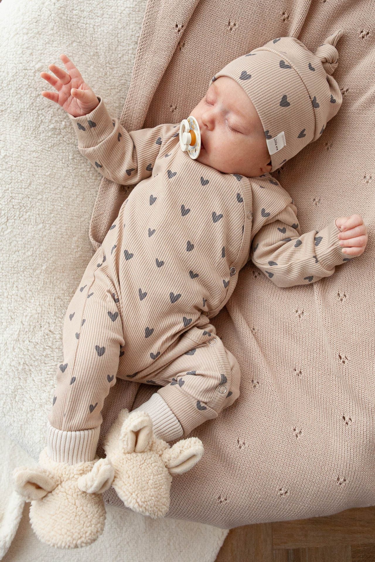 Baby romper with ribbed hearts