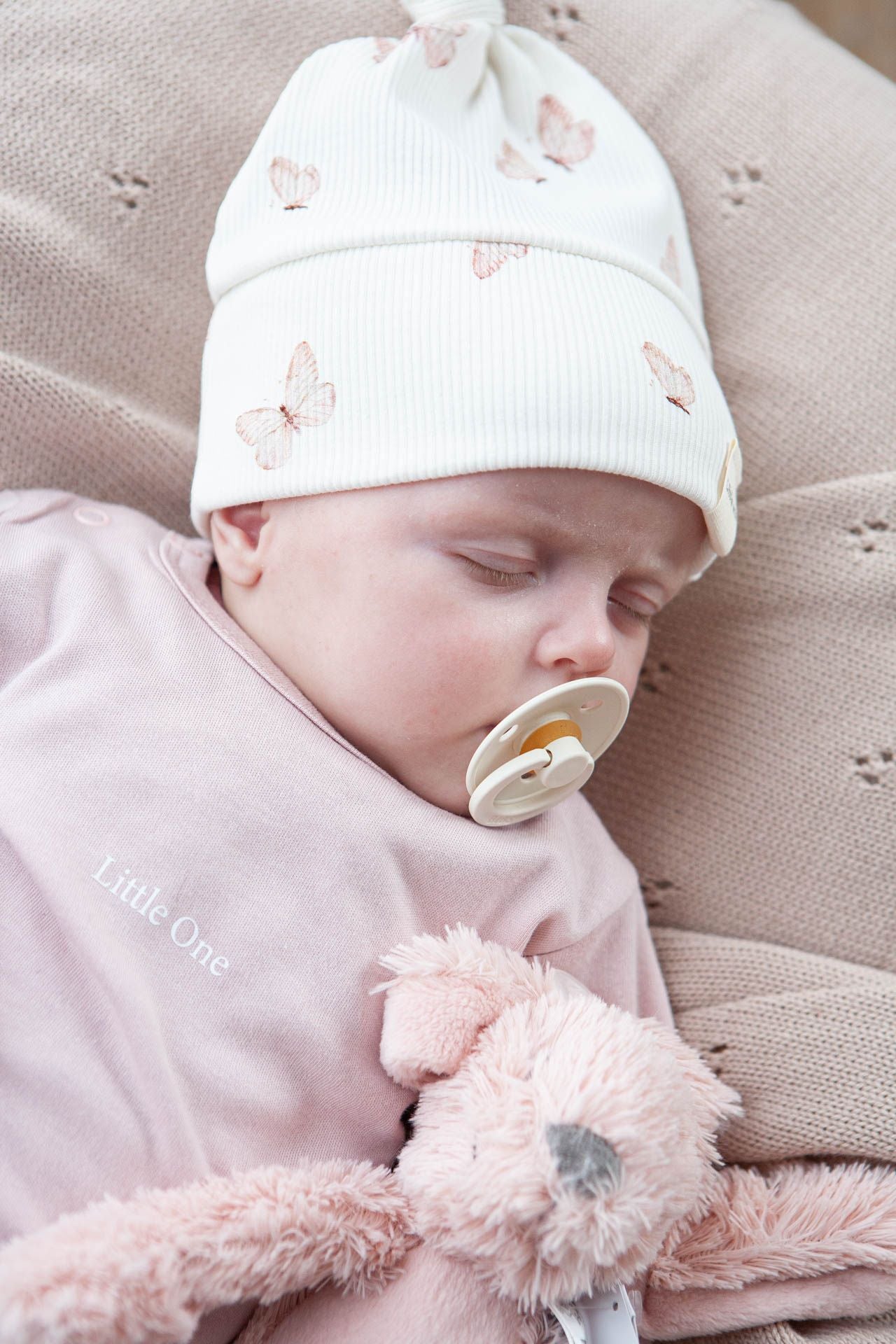 Baby hat with ribbed butterflies