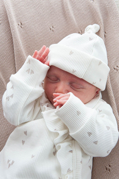 Mutsje baby rib ecru hartjes
