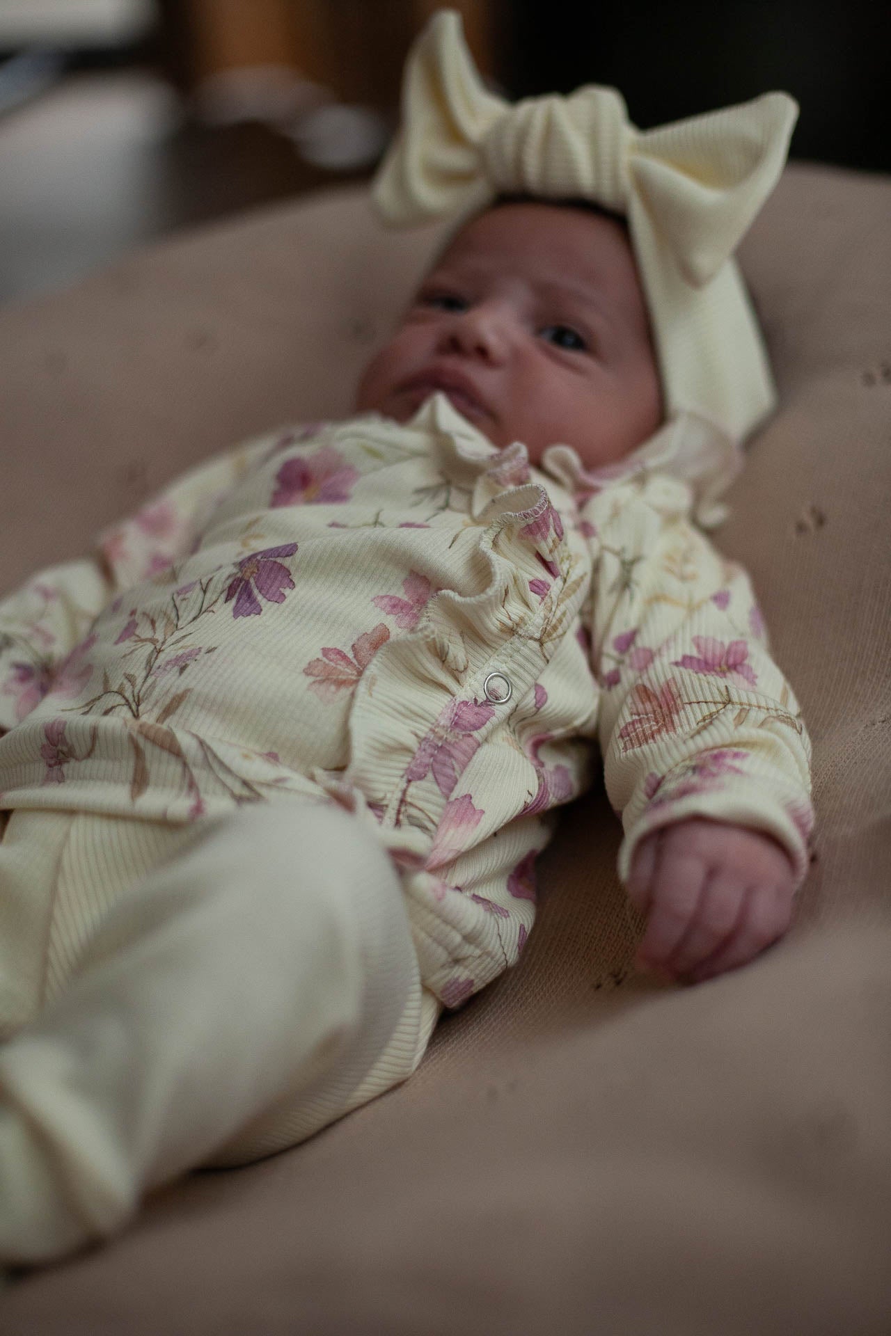 Overslag shirtje ruffel baby rib pastel geel met paarse bloemen