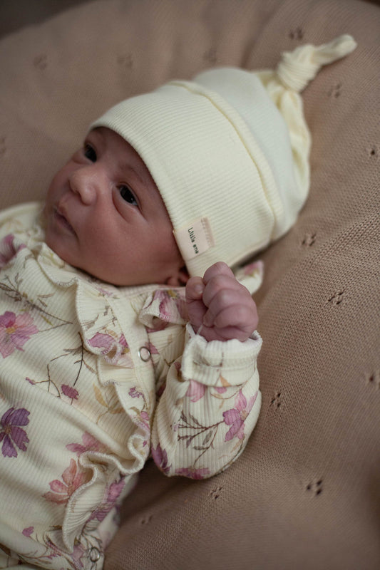 Mütze aus Babyripp mit Schleifen