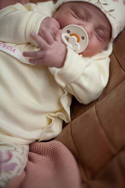 Overslag shirtje ruffel baby rib pastel geel