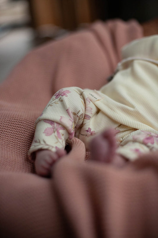Hose aus Babyripp mit Schleifen