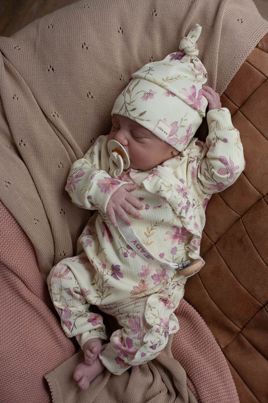Mütze aus Babyripp mit Schleifen