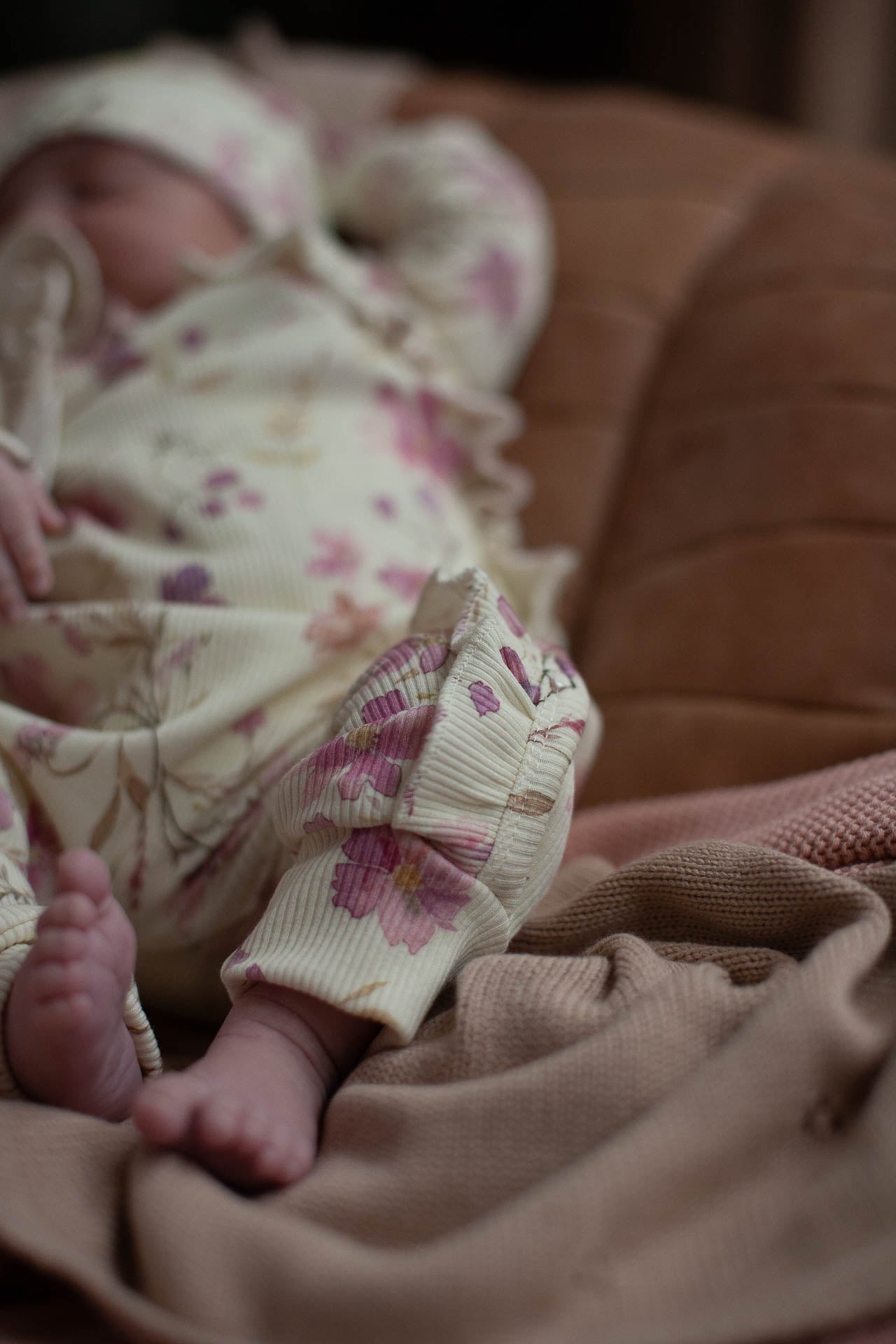 Babystrampler mit gerüschten Rippschleifen